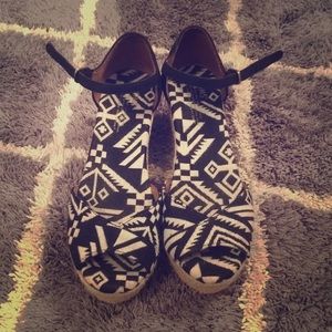 Black and white tribal print toms wedges size 9